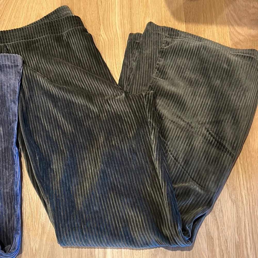 2 pairs Aerie Cotton/Poly flares XL